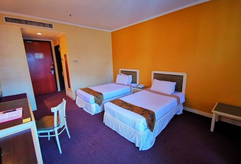 اتاق سوپریور با چشم‌انداز استخر, The Grand Beach Resort Port Dickson