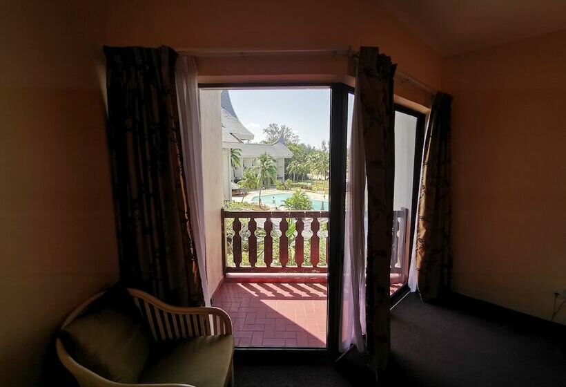 اتاق سوپریور با چشم‌انداز استخر, The Grand Beach Resort Port Dickson