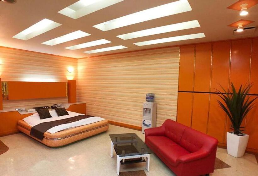 חדר אקונומי, Xenia Takinoyashiro