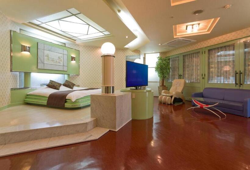 חדר אקונומי, Xenia Takinoyashiro