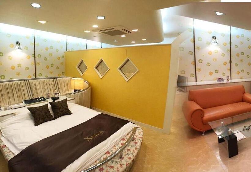 חדר אקונומי, Xenia Takinoyashiro