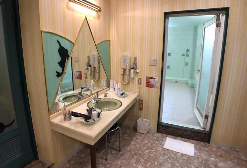 חדר אקונומי, Xenia Takinoyashiro