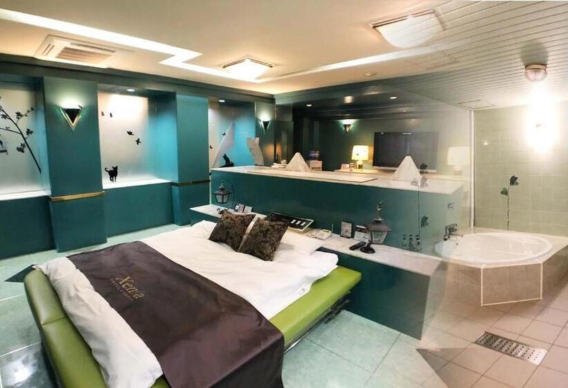 חדר אקונומי, Xenia Takinoyashiro