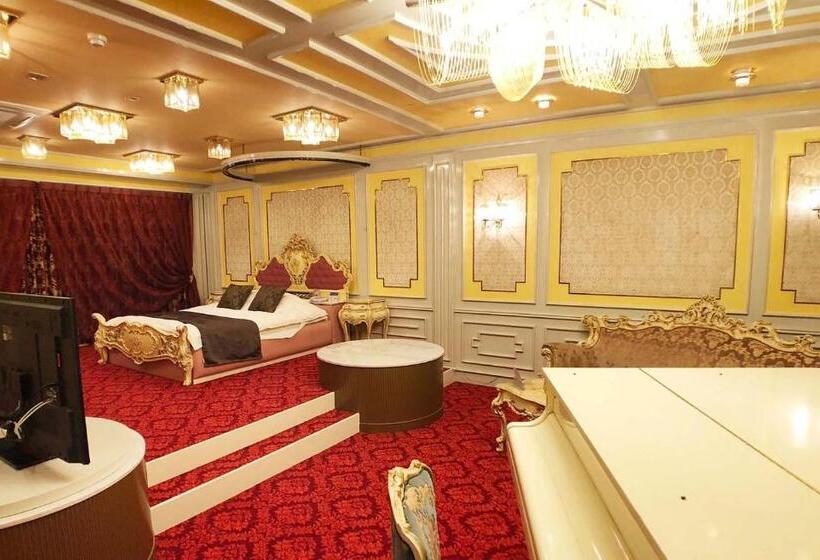 חדר אקונומי, Xenia Takinoyashiro