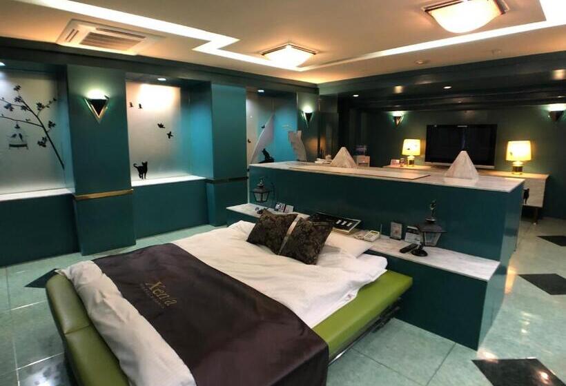 חדר אקונומי, Xenia Takinoyashiro