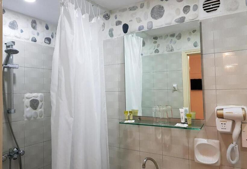 スタンダードスタジオ, Anema By The Sea Guesthouse