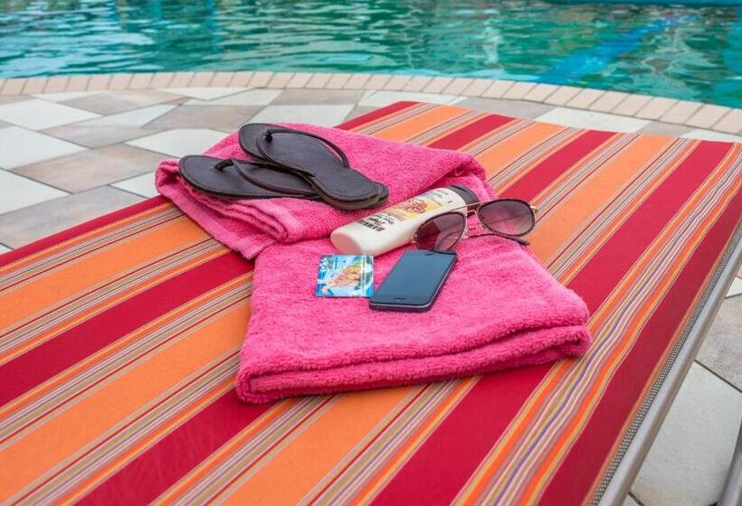 带大床的豪华间, Bay Gardens Beach Resort & Spa