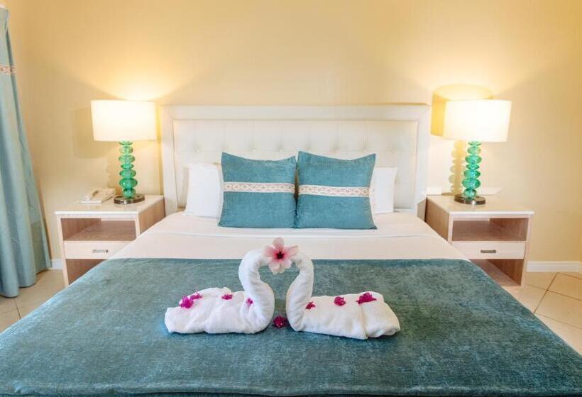 带大床的豪华间, Bay Gardens Beach Resort & Spa