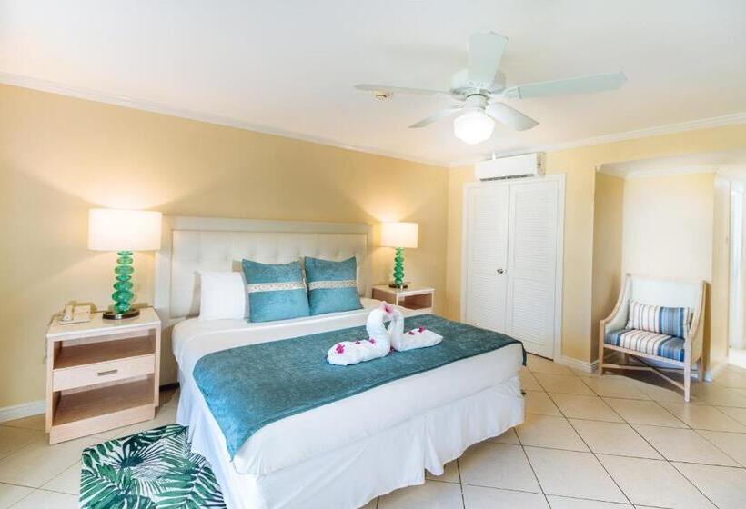 带大床的豪华间, Bay Gardens Beach Resort & Spa