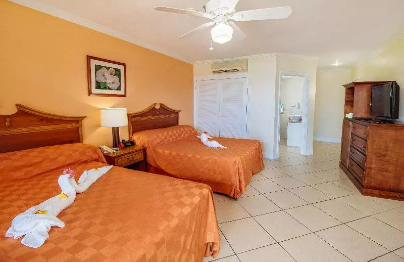 اتاق لوکس با چشم‌انداز استخر, Bay Gardens Beach Resort & Spa
