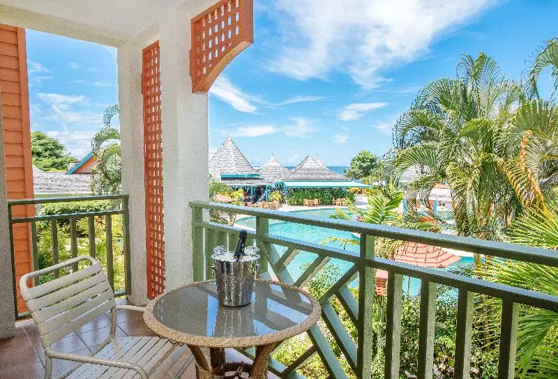 اتاق لوکس با چشم‌انداز استخر, Bay Gardens Beach Resort & Spa
