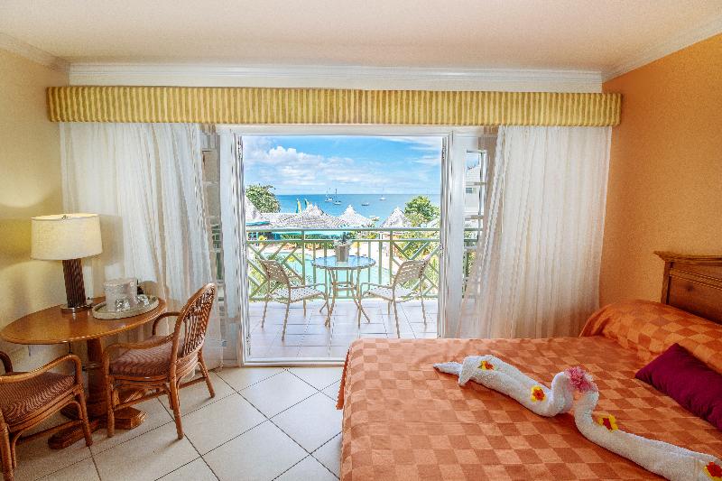 带泳池观景的豪华房, Bay Gardens Beach Resort & Spa