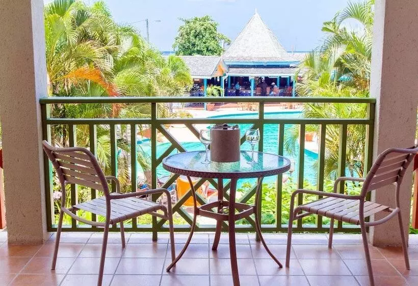 اتاق لوکس با چشم‌انداز استخر, Bay Gardens Beach Resort & Spa