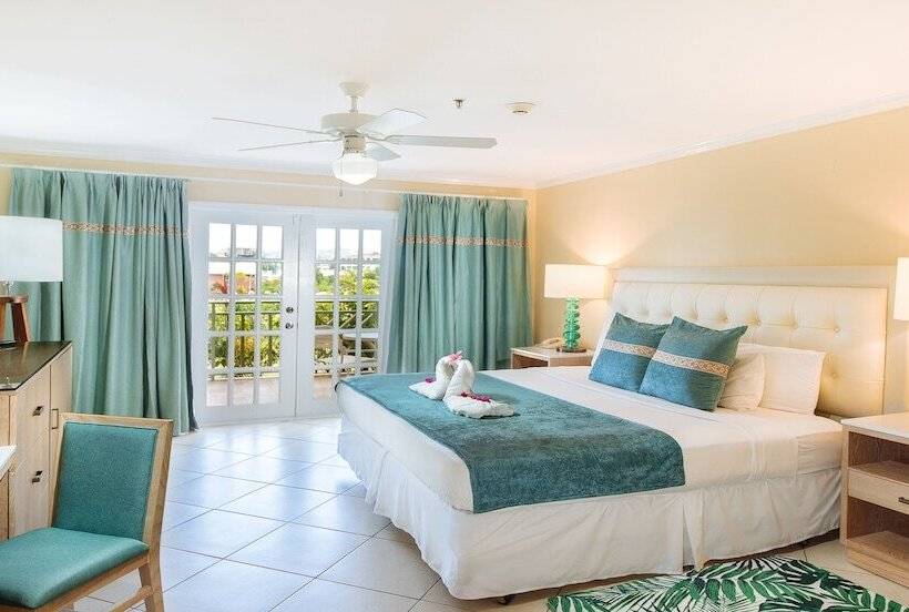 带泳池观景的豪华房, Bay Gardens Beach Resort & Spa