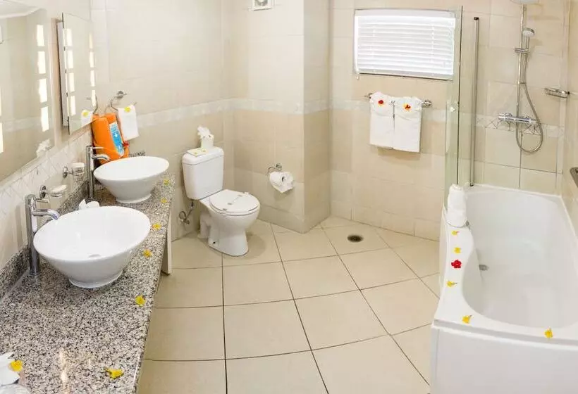 سوییت با چشم‌انداز استخر, Bay Gardens Beach Resort & Spa