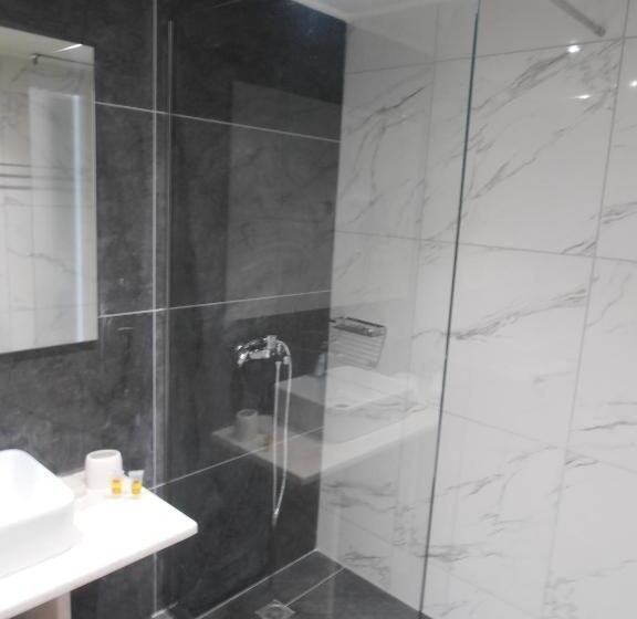 جناح جونيور مطلّ علي حمام السباحة, Frosini Gardens