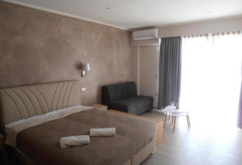 جناح جونيور مطلّ علي حمام السباحة, Frosini Gardens