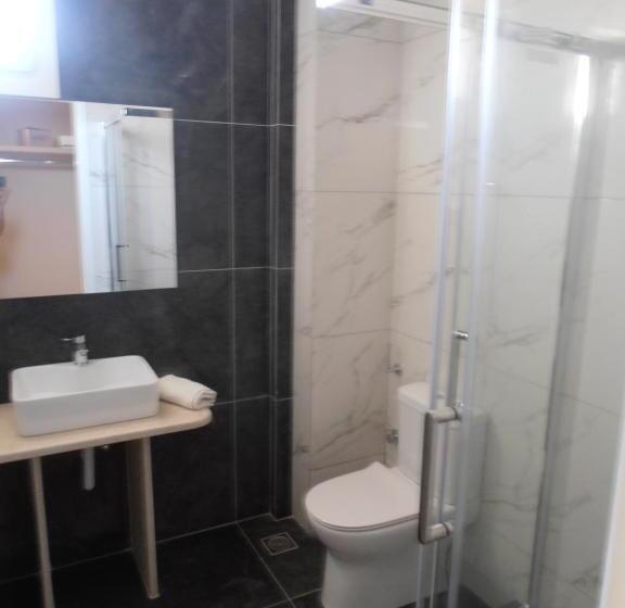 غرفة قياسية مزوَّدة بشُرفة, Frosini Gardens