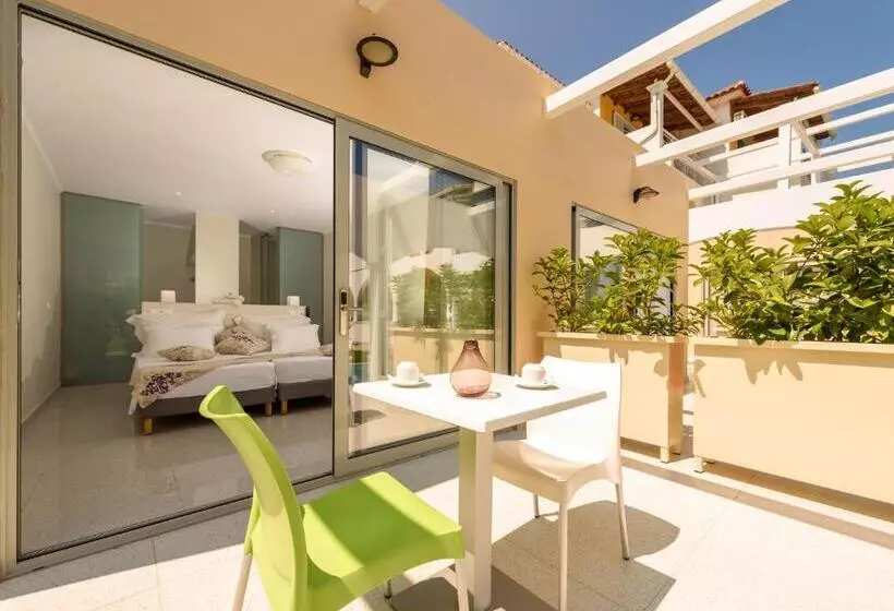 سوییت جونیور با چشم‌انداز استخر, Sunrise Zante  Adults Only