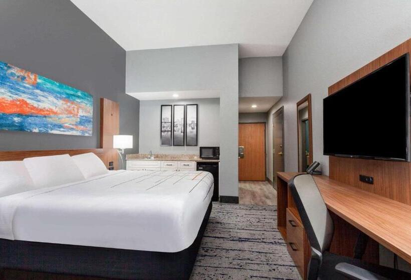 带大床的复式套间, La Quinta Inn & Suites By Wyndham St. Petersburg Northeast