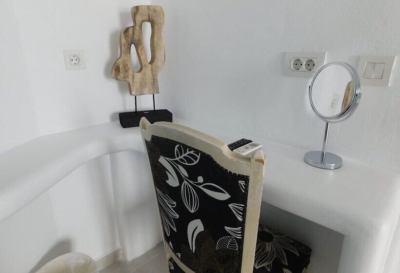 غرفة سوبيريور مطلّة علي البحر, Nikolas