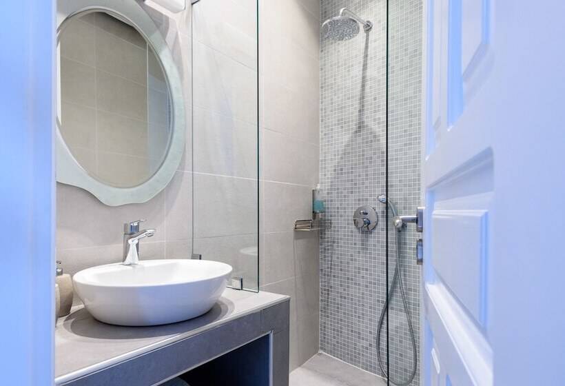 غرفة سوبيريور مطلّة علي البحر, Nikolas