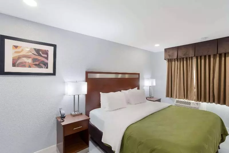 キングサイズベッドのスタンダードルーム, Quality Inn Redding Near I5
