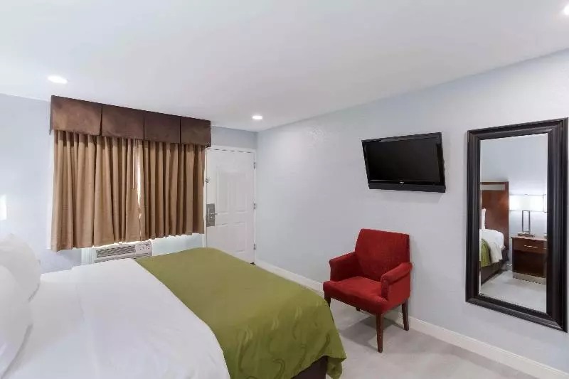キングサイズベッドのスタンダードルーム, Quality Inn Redding Near I5