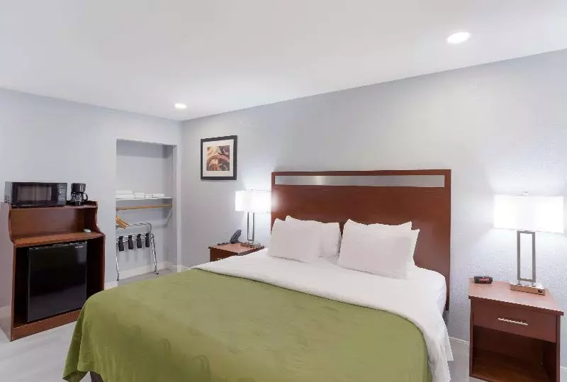 キングサイズベッドのスタンダードルーム, Quality Inn Redding Near I5