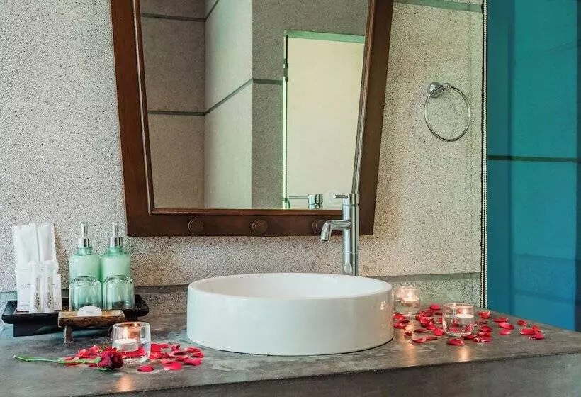 اتاق لوکس با چشم‌انداز استخر, Railay Village Resort