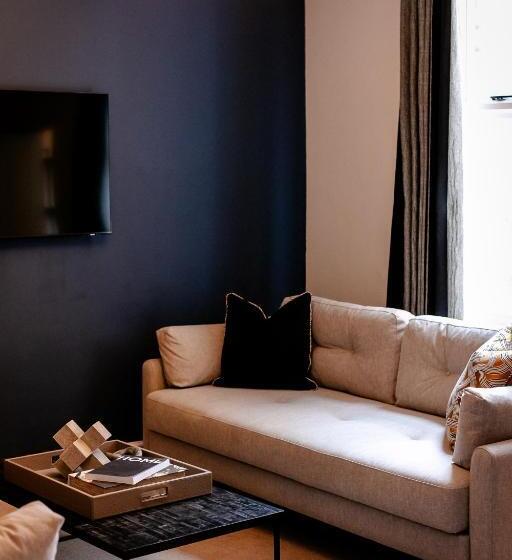 סוויטה דלוקס, New Holgate