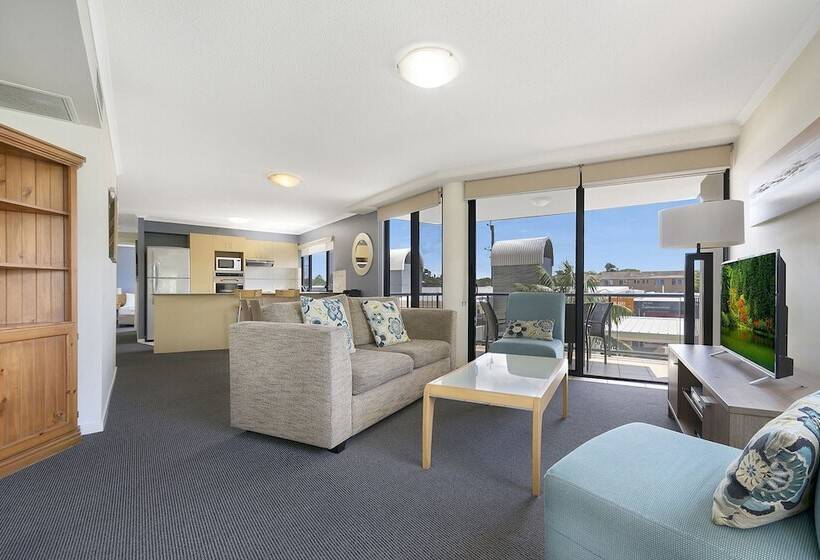 דירת שלושה חדרים, Breakfree Grand Pacific