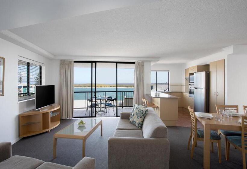 דירת שלושה חדרים, Breakfree Grand Pacific