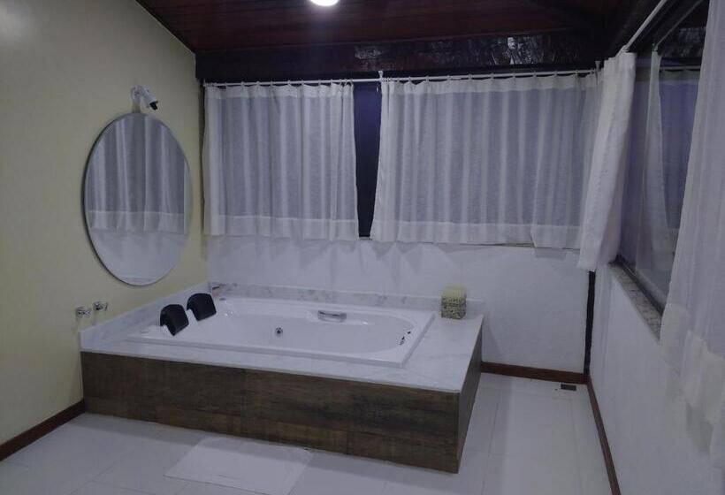 اتاق لوکس با وان آب گرم, Pousada Porta Do Céu