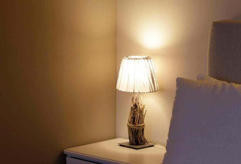 جناح جونيور مزوَّد بتراس, Boutique Niu De Sol   Designed For Adults