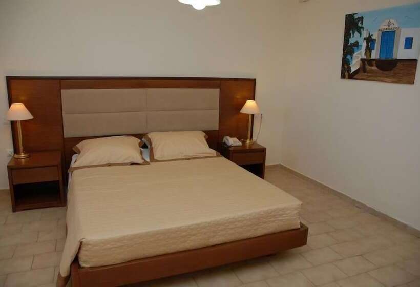 标准工作室带泳池景, Paleos Apartments