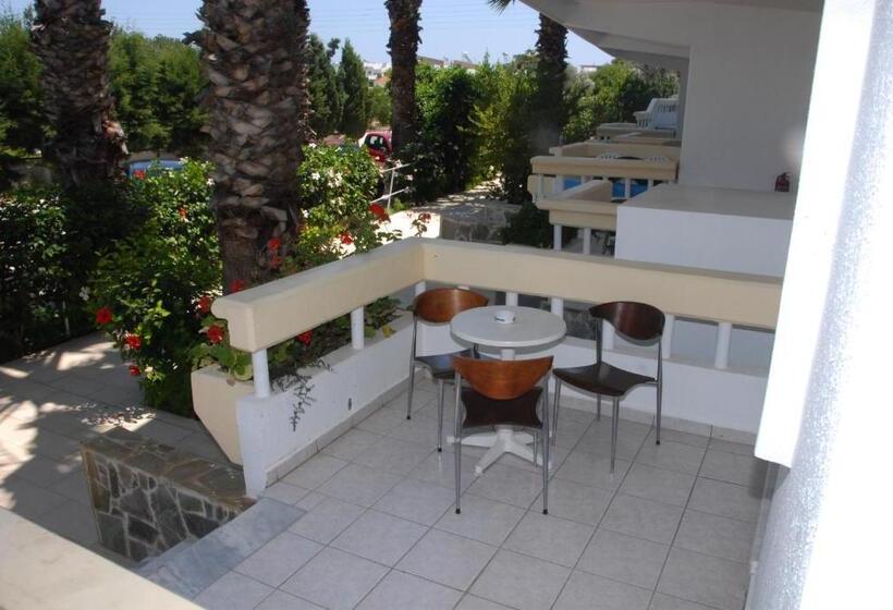 דירת חדר, Paleos Apartments