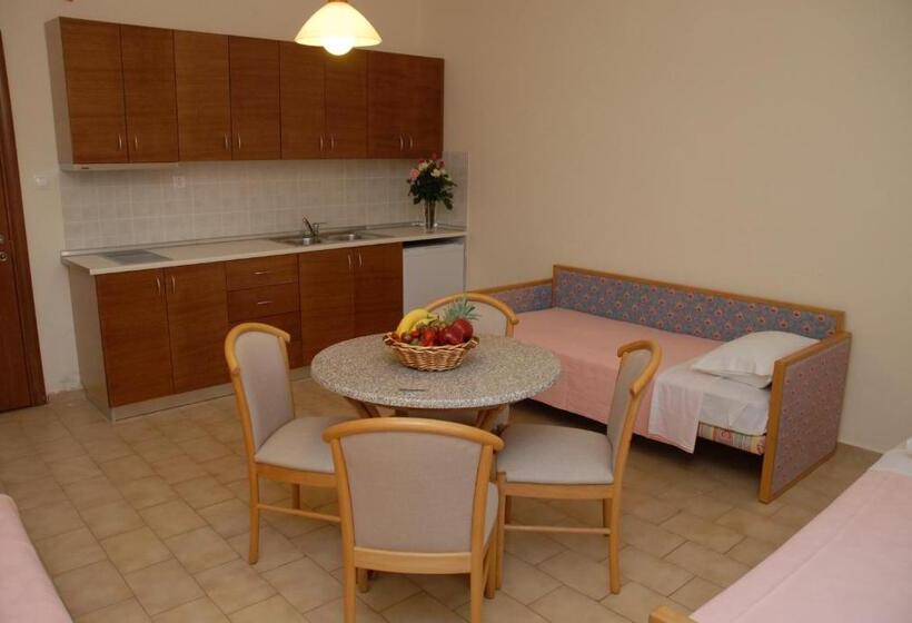 家庭公寓, Paleos Apartments