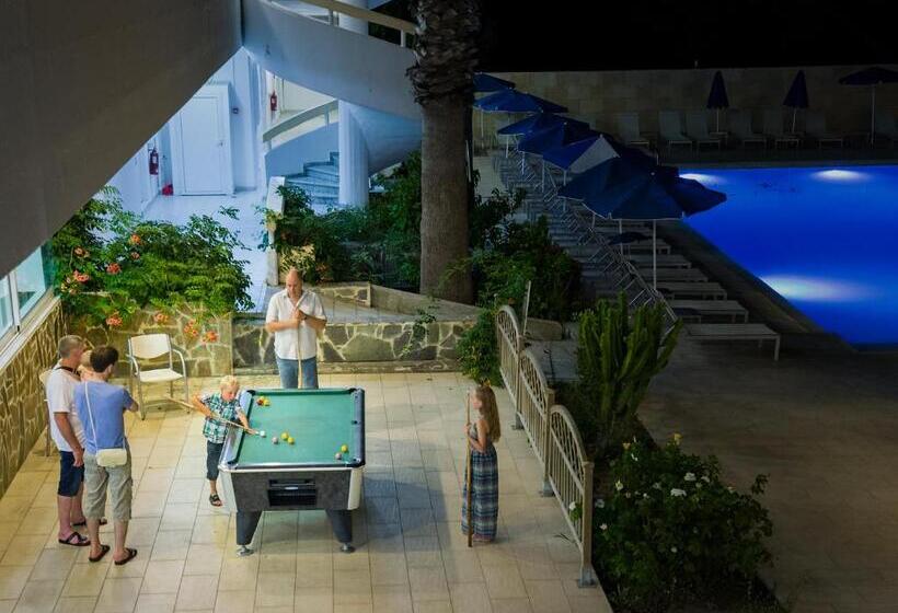 标准工作室带泳池景, Paleos Apartments