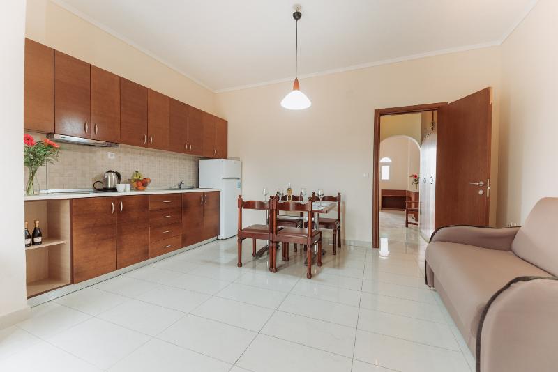 דירת חדר, Paleos Apartments