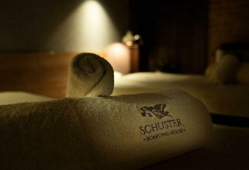 شقة غرفة واحدة, Schuster Boarding House