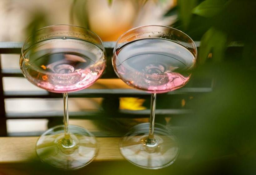 جناح جونيور, Schuster Boarding House