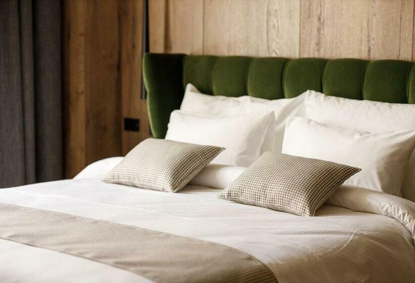 غرفة ديلوكس, Schuster Boarding House