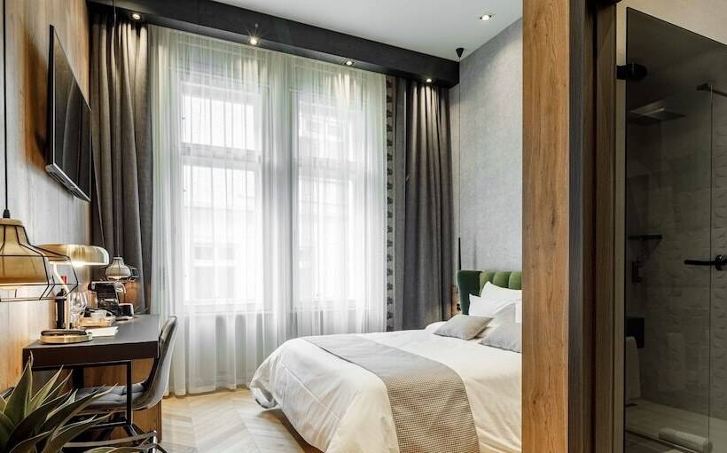 غرفة ديلوكس, Schuster Boarding House