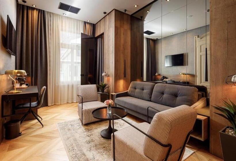 شقة غرفة واحدة, Schuster Boarding House