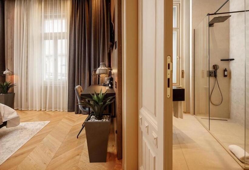 شقة غرفة واحدة, Schuster Boarding House