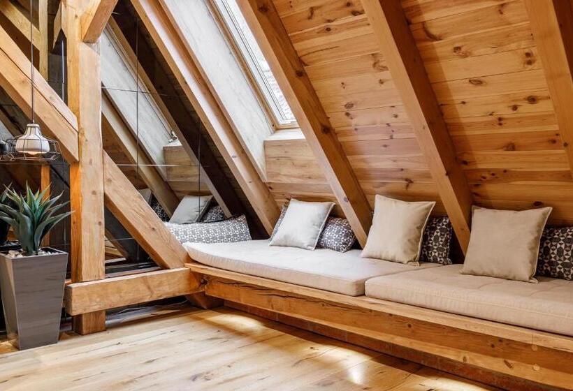 غرفة تنفيذية, Schuster Boarding House