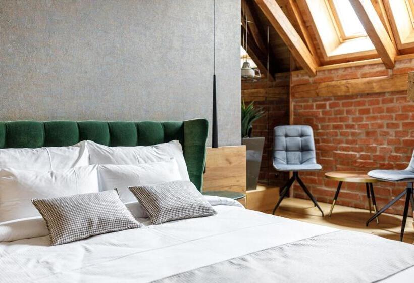 غرفة تنفيذية, Schuster Boarding House