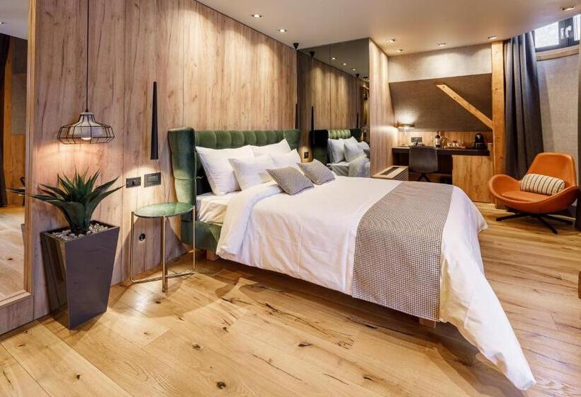 جناح جونيور, Schuster Boarding House