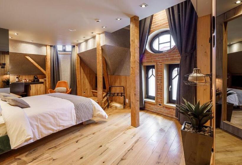 جناح جونيور, Schuster Boarding House